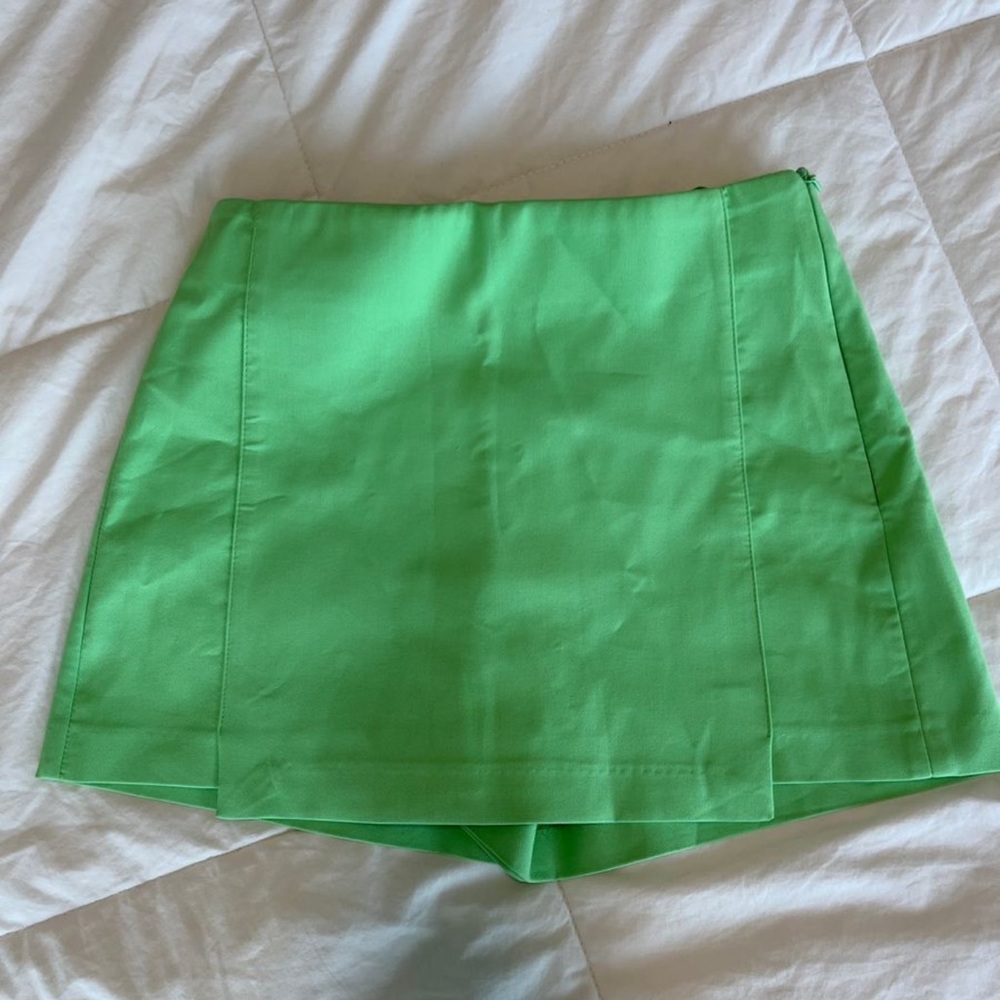 NWOT vibrant zara skort